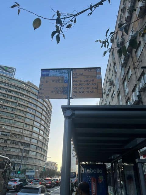 תחנת אוטובוס מתחת למשרד זכויות